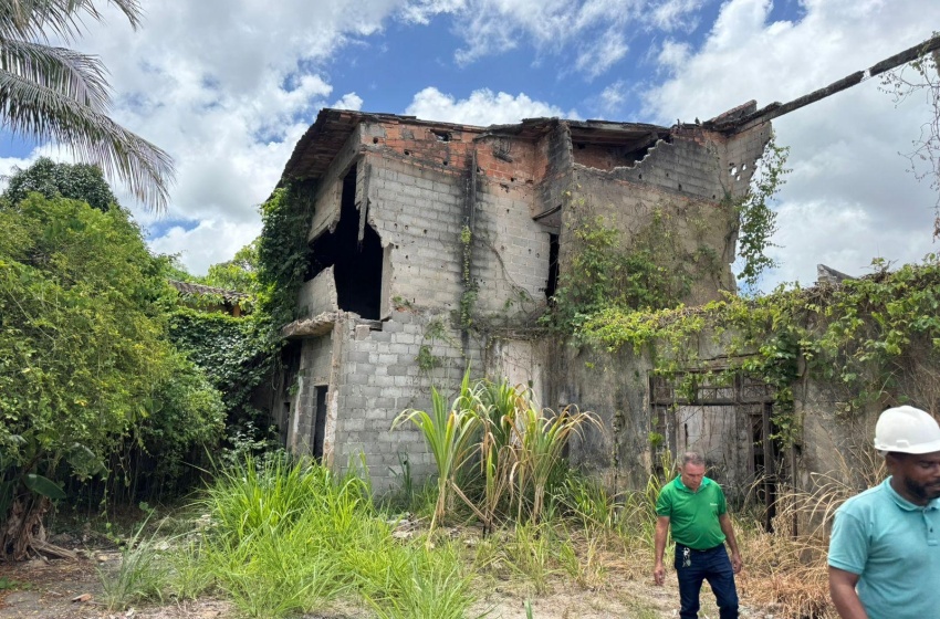 Imóvel abandonado no Clima Bom é demolido por recomendação da Defesa Civil de Maceió
