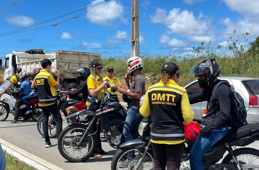 DMTT  realiza ação educativa com motociclistas na Av. Rota do Mar
