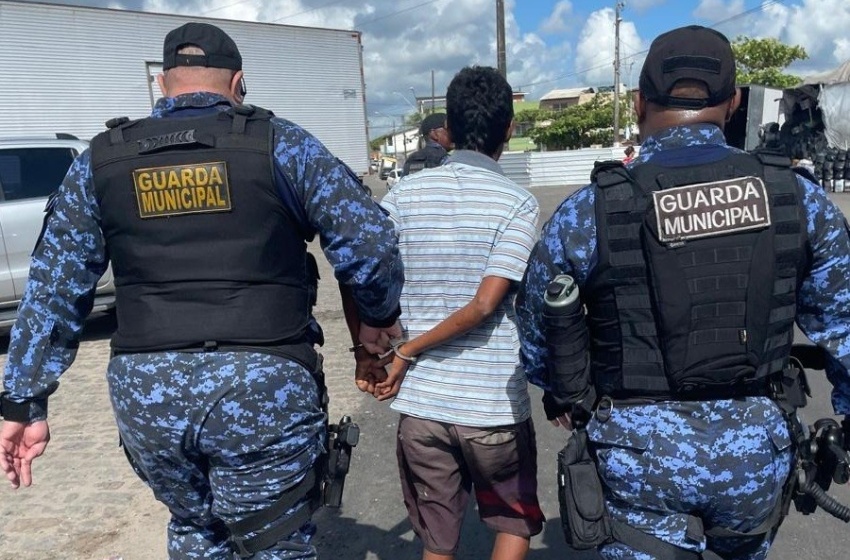 Guarda Municipal prende mulher suspeita de homicídio com auxílio de totem de segurança