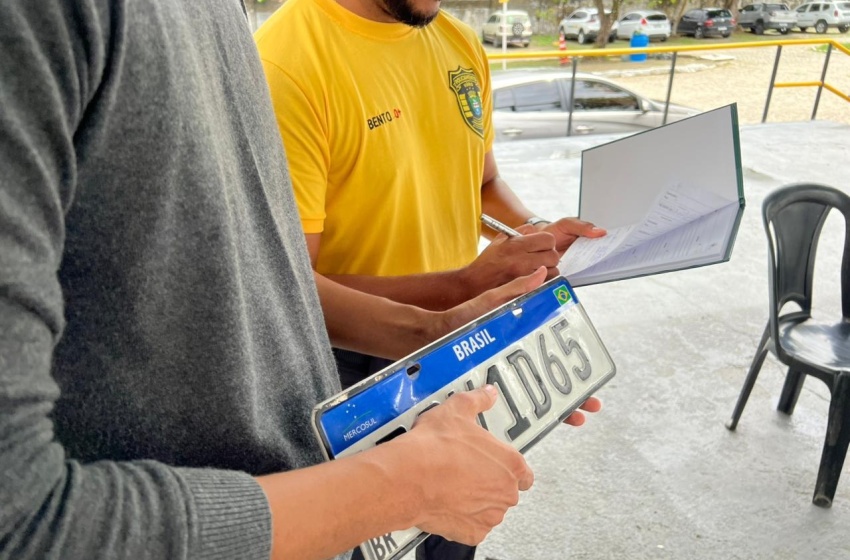 Saiba como recuperar placas de veículos perdidas durante as chuvas na capital