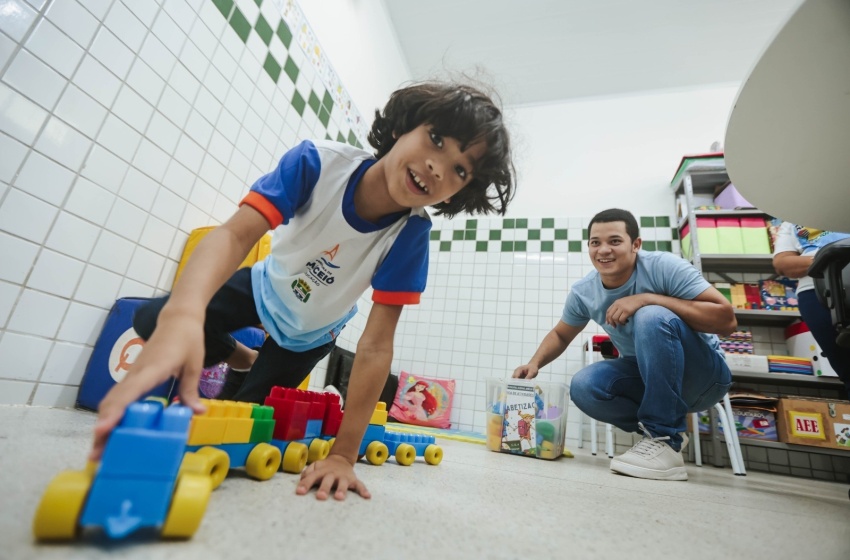 Acolhimento humanizado faz família de estudante com autismo trocar escola particular pela pública