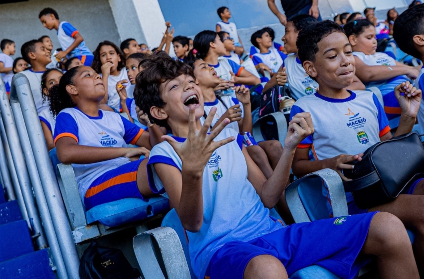 Estudantes vivenciam experiência do Projeto Jovem Torcedor no Rei Pelé