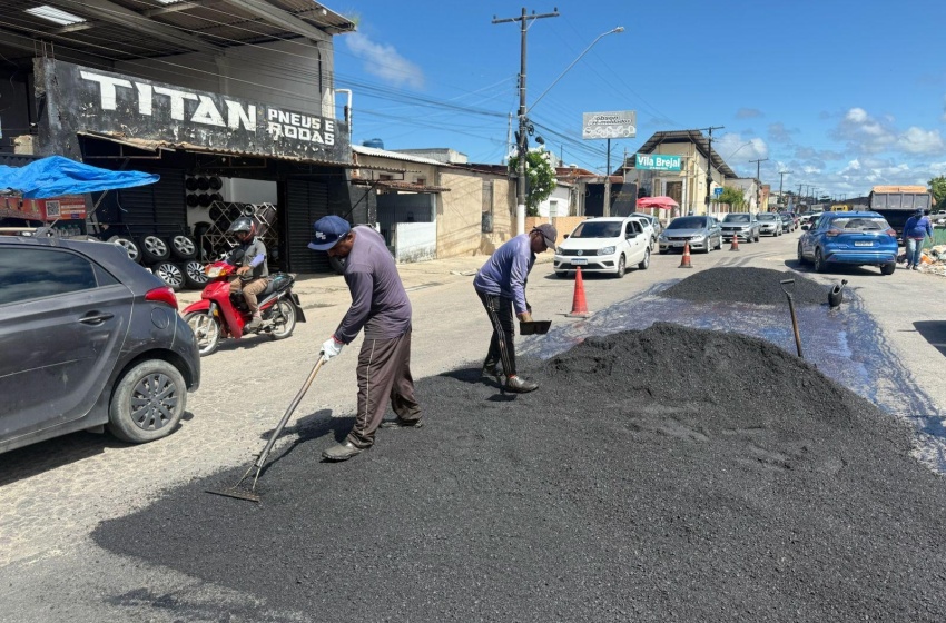 Operação Tapa-Buraco recupera pavimentação da Avenida Senador Rui Palmeira