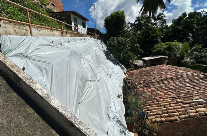 Maceió intensifica proteção de encostas com aplicação preventiva de lonas