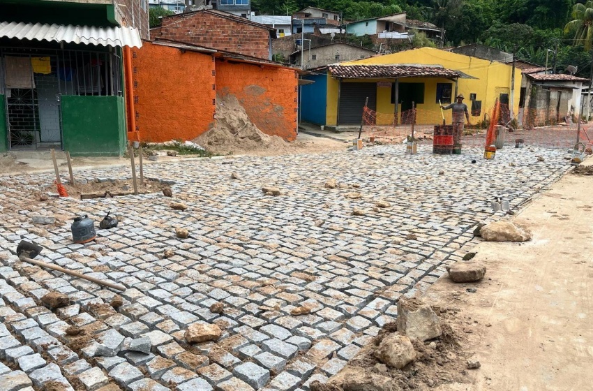Pavimentação avança no Vale do Reginaldo e melhora mobilidade na comunidade