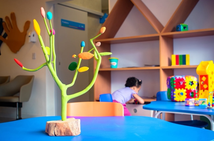 Casa do Autista transforma cuidado em experiência sensorial com acervo de arte popular alagoana; veja obras