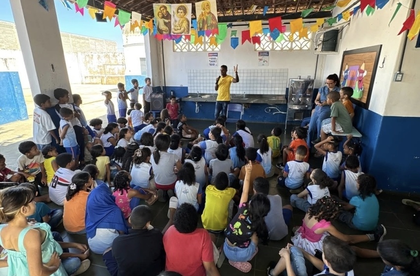 Ex-jogador de futebol motiva estudantes com palestra focada na preparação para Saveal