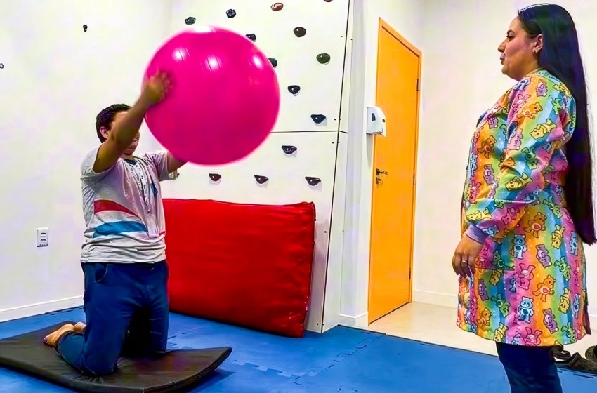 Fisioterapia fortalece desenvolvimento motor e amplia autonomia de crianças e adolescentes na Casa do Autista