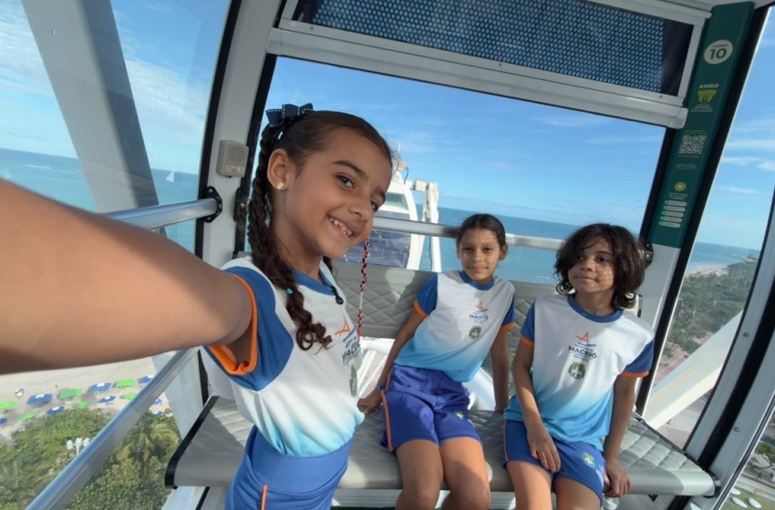 Estudantes de escola municipal participam de dia de lazer na roda-gigante