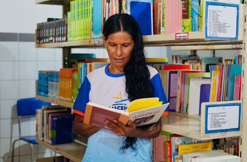 'Sem última página': estudante da Ejai Maceió realiza sonho de se tornar escritora e publica primeiro livro