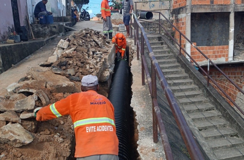 Infraestrutura substitui seis metros de tubulação durante ação de manutenção no Feitosa