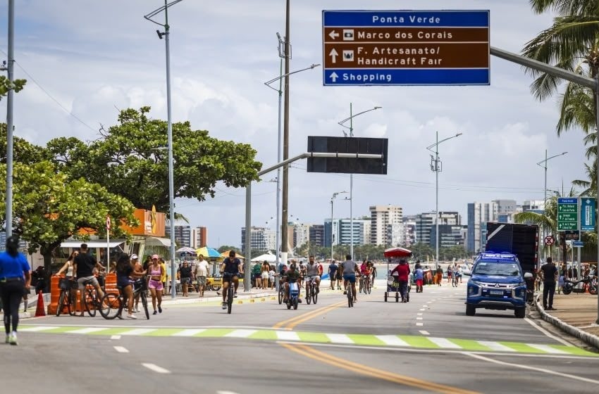 Prefeitura de Maceió determina restrição de bandeiras e wind banners na orla