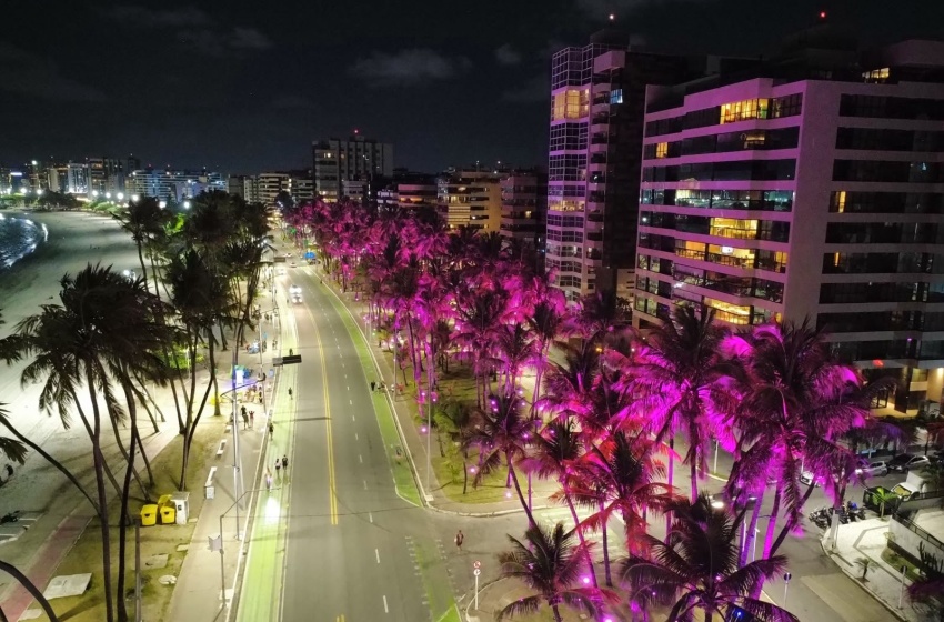 Ilumina Maceió projeta em viadutos e na Avenida Sílvio Viana apoio à campanha Outubro Rosa
