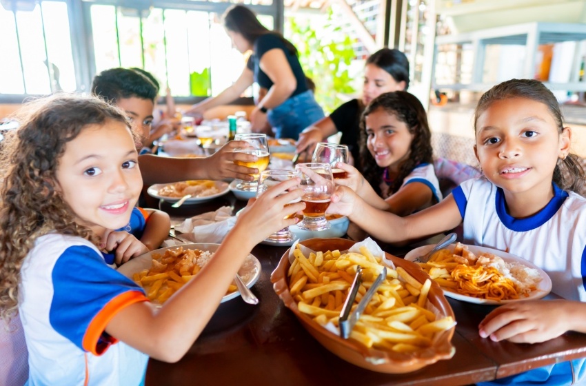 Mais de 100 estudantes da Escola Silvestre Péricles participam de ação gastronômica na Semana da Criança