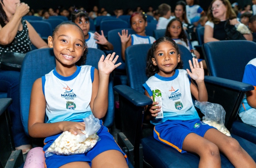 Estudantes da rede municipal de Maceió participam de sessão especial de cinema