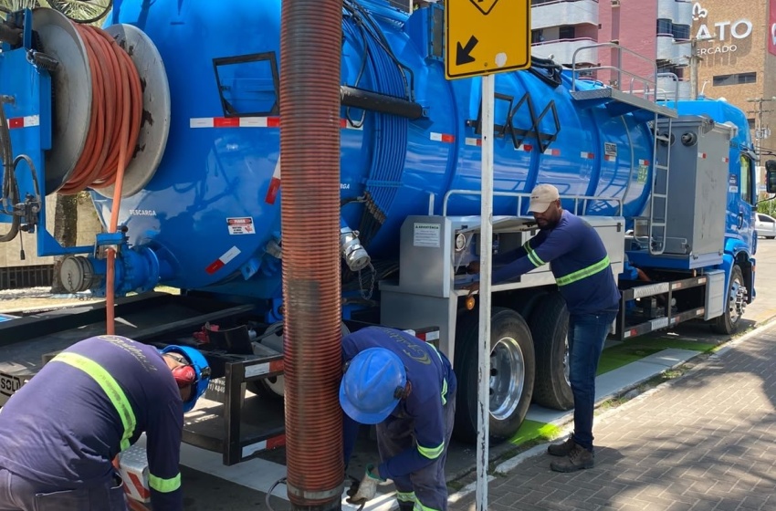 Infraestrutura realiza serviços de drenagem na orla da Ponta Verde