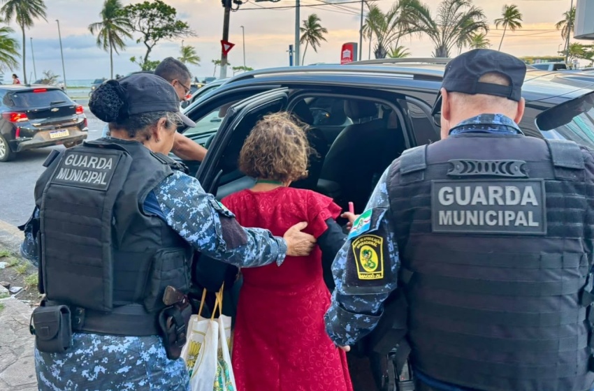 Guarda Municipal de Maceió ajuda idosa com início de Alzheimer que estava perdida no Centro