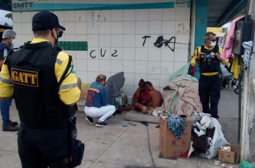 Ação conjunta atende população de rua em terminais de ônibus