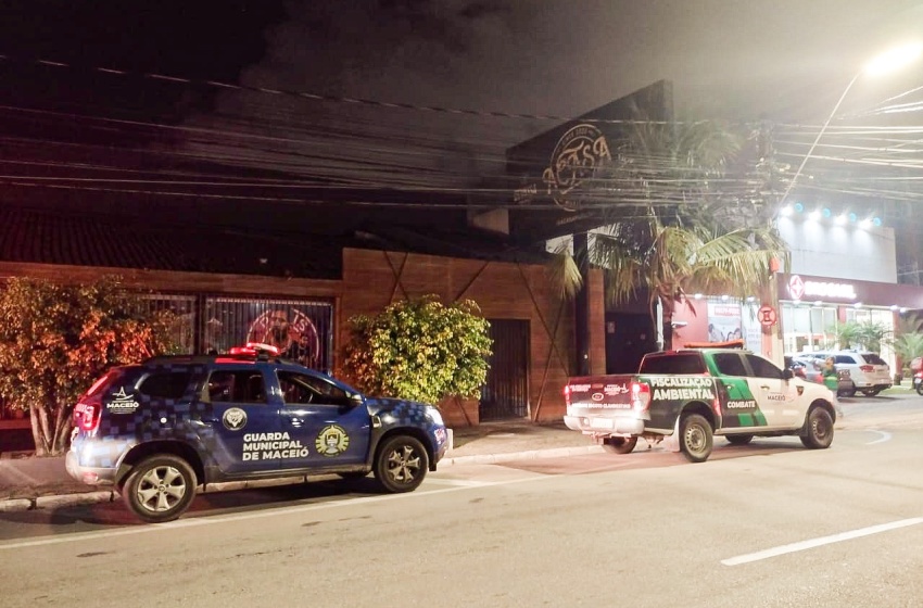 Equipes da Prefeitura de Maceió fiscalizam estabelecimento na Jatiúca