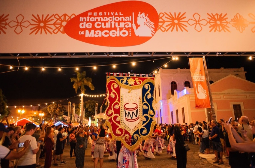 Jaraguá vira palco da cultura popular em grande cortejo no Festival Internacional de Cultura de Maceió