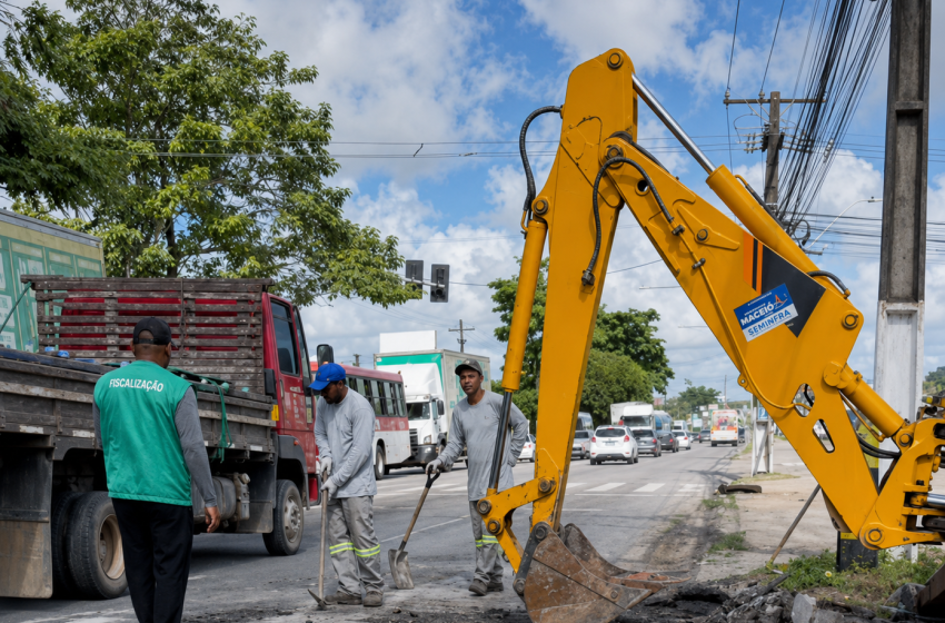 Prefeitura remove lombadas formadas por derramamento de massa asfáltica na Avenida Menino Marcelo