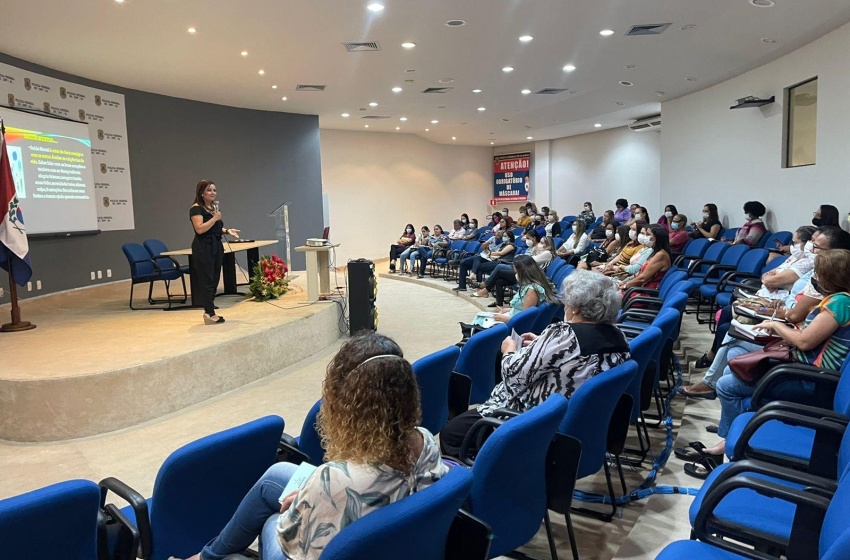 Seminário capacita profissionais sobre saúde mental na adolescência