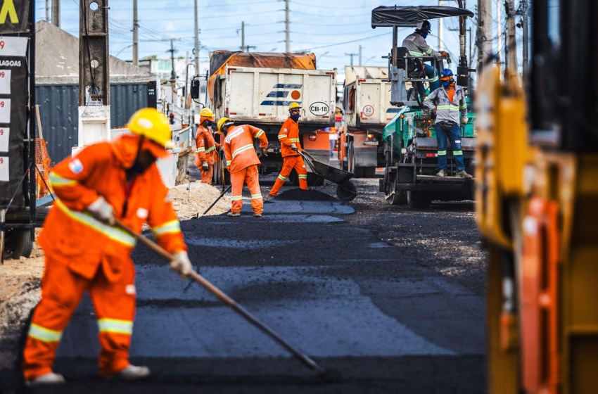 Prefeitura de Maceió leva pavimentação a trecho da Avenida Menino Marcelo
