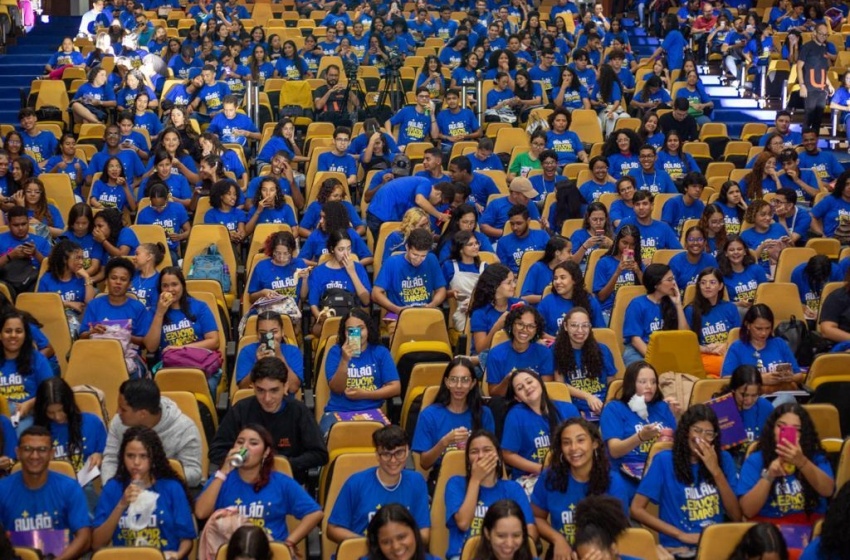Mais de 1.200 estudantes lotam maior aulão do Brasil, promovido pela Prefeitura de Maceió