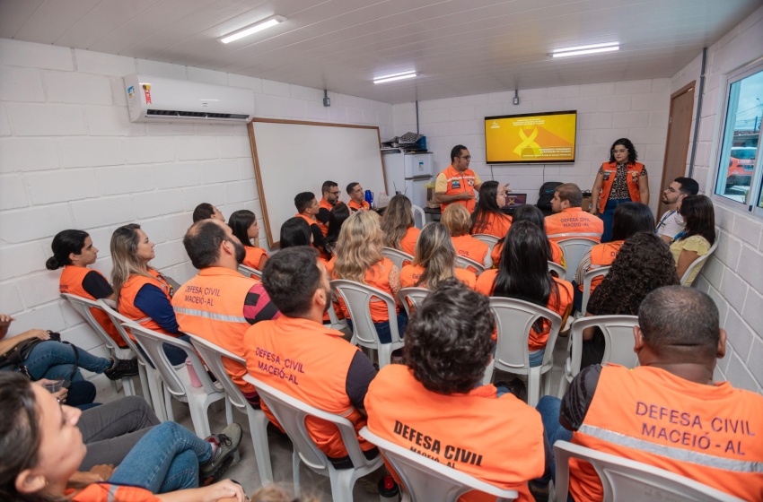 Agentes da Defesa Civil de Maceió participam de oficina de atendimento humanizado
