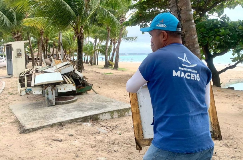 Operação Praia Limpa recolhe jangadas abandonadas e 80 toneladas de entulhos na orla