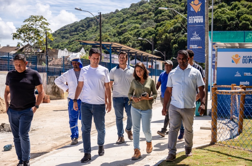 Vice-prefeito e titular da Seminfra visita etapa final de obras em praças centenárias de Fernão Velho