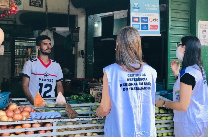 Trabalhadores do Mercado do Jacintinho são orientados sobre cuidados com a saúde vocal e nutricional