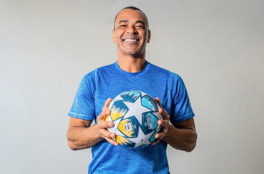 Capitão do Penta, Cafu autografa biografia na Bienal, a convite da Prefeitura de Maceió