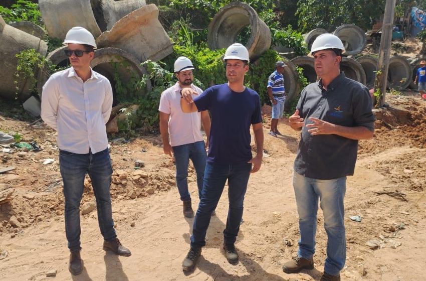 Vice-prefeito e titular da Seminfra visita obras nas grotas do Ipanema e da Cerâmica