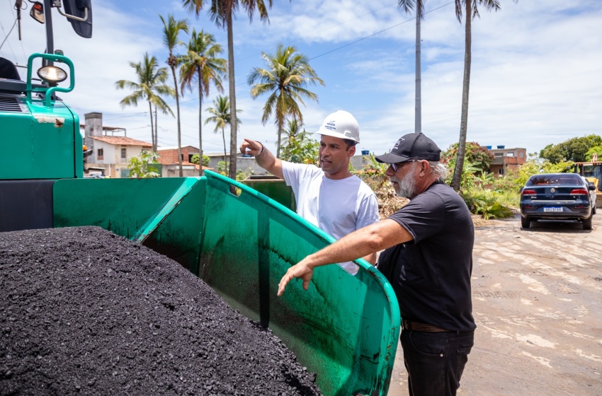 Vice-prefeito e titular da Seminfra vistoria obras de pavimentação e drenagem em Riacho Doce