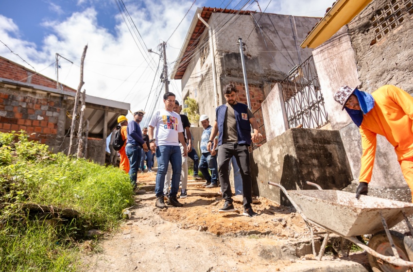 Vice-prefeito e titular da Seminfra visita construção de escadaria no São Jorge