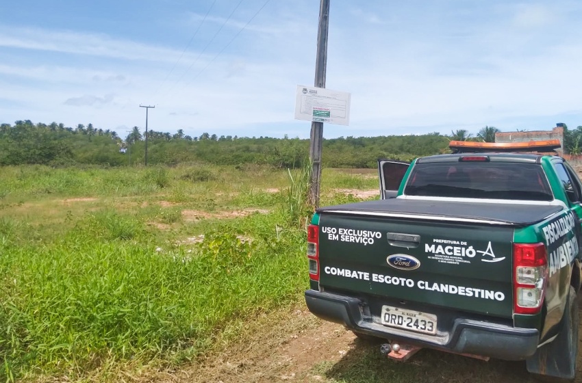 Fiscais da Prefeitura interditam aterro irregular próximo à área de preservação ambiental