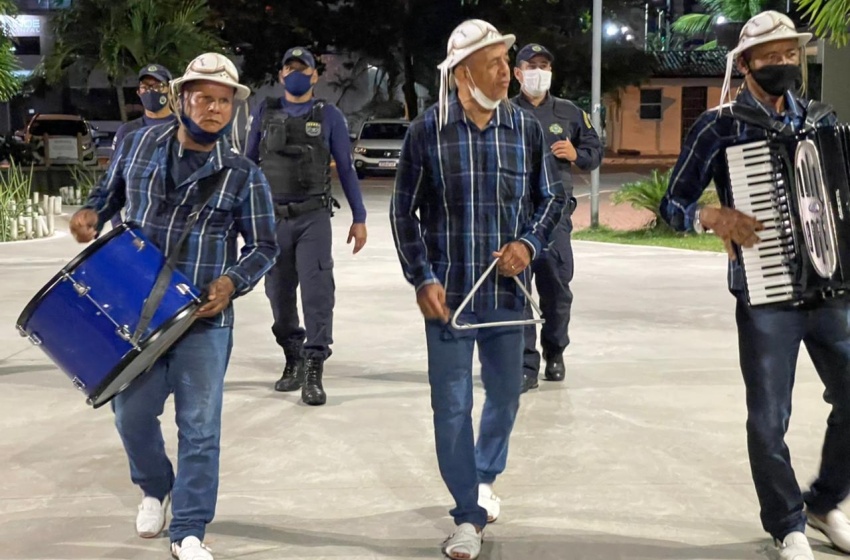 Banda da Guarda alegra a noite de moradores e pedestres com muito forró