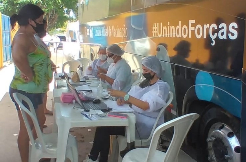 Ônibus da vacina amplia campanha de imunização contra a Covid-19 no Santos Dumont