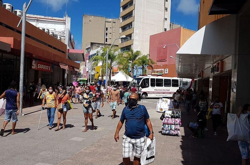 Prefeitura de Maceió realiza serviço de manutenção no calçadão do Centro da cidade
