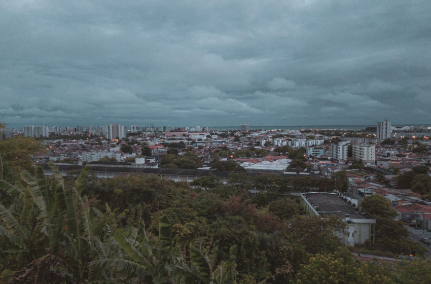 Defesa Civil recebe aviso de chuva e alerta para risco de deslizamento de barreira