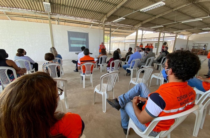 Instituições vistoriam obra do Centro de Acolhimento e Triagem