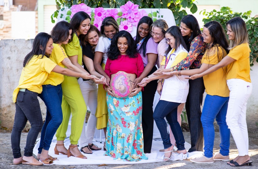 Gestantes e puérperas ganham book fotográfico em ação da campanha Agosto Dourado
