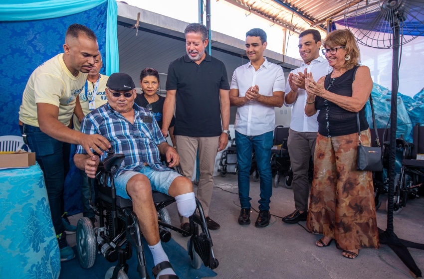 Entrega de cadeiras de rodas e aparelhos auditivos para a Adefal