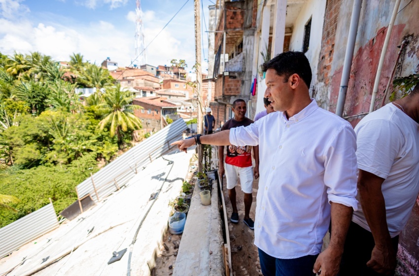 Vice-prefeito e titular da Infraestrutura vistoria encosta com aplicação de técnica inédita