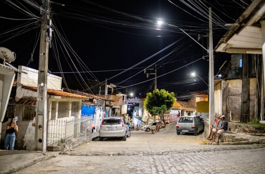 Brota na Grota: nova iluminação em LED é levada às comunidades do Ary e Caveira