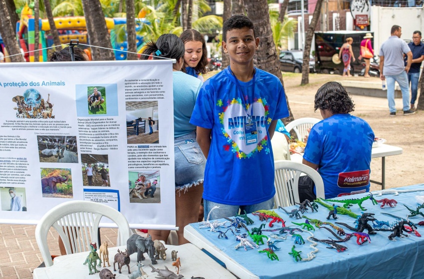 Estudante participa da mostra "EspecialMente Arte" e expõe miniaturas de dinossauros feitas com massa de modelar