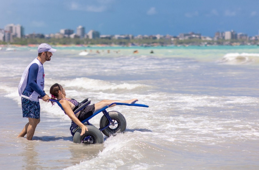 Cadeiras anfíbias do Projeto Praia Acessível estarão disponíveis diariamente na orla de Pajuçara