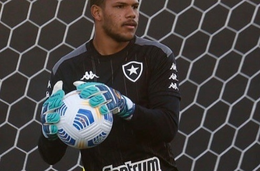 Ex-aluno da rede municipal e campeão da Série B de futebol visita Educação