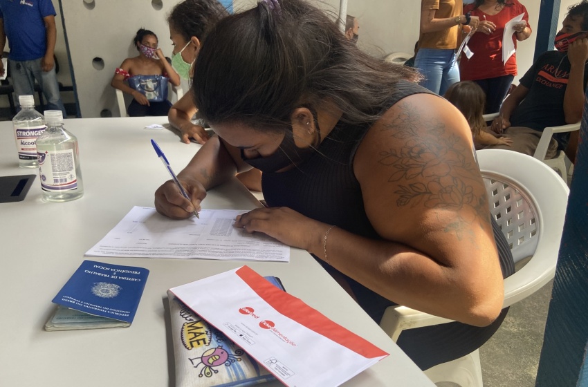 Assistência Social entrega novos cartões alimentação para usuários do Casa